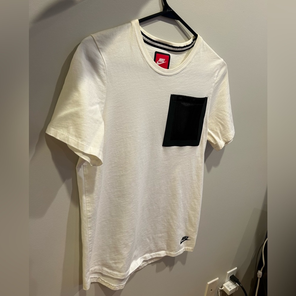 Small Men’s Nike shirt with Mesh Pocket